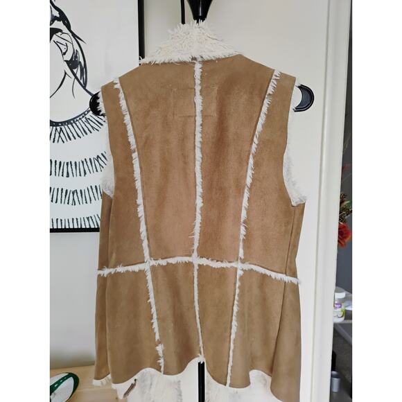 Beige Faux Suede, Lined With Faux Fur Vest. Hip Hop. Hippie. Trendy. Y2K. 90s. - Picture 4 of 6